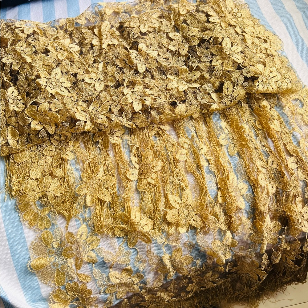 Elegant Gold Lace Scarf (Spanish Mantilla) New with Tag - Picture 6 of 8